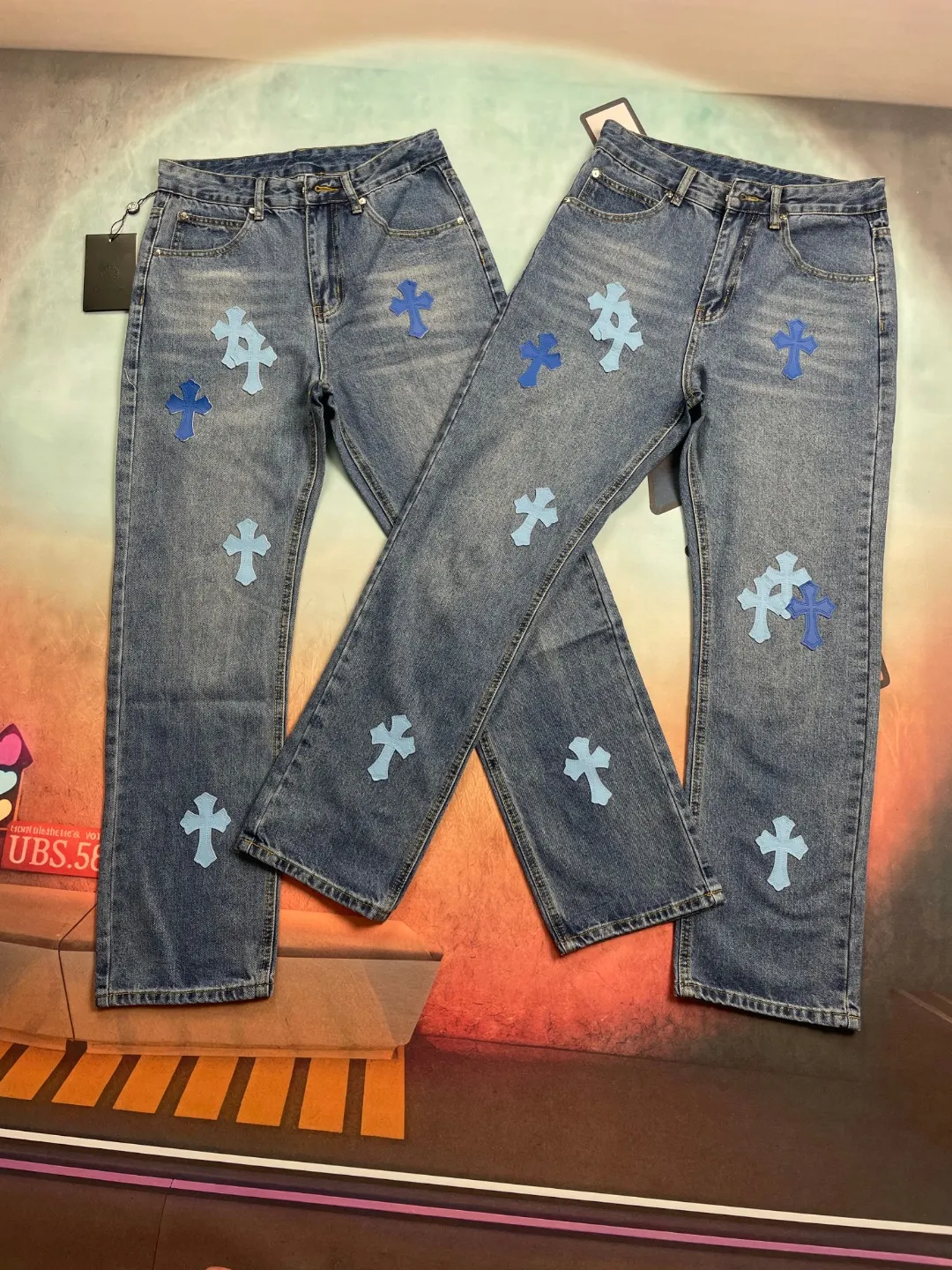 🅿️240 🔘Style No.-KL156 🔘Croline Heart𝐂𝐡𝐫𝐨𝐦𝐞 𝐇𝐞𝐚𝐫𝐭 Classic CH Blue Cross Patch Leather Jeans* These Cronic Heart Jeans show a luxurious and trendy style. High-quality denim is selected and undergoes complex washing processes to present natural gradient colors and retro textures. The iconic blue cross pattern is made of leather patches with exquisite cutting technology, and then finely sewn on the trousers by craftsmen, which is strong and delicate. The straight fit flatters your legs and is comfortable to wear. Pair it with a simple white T-shirt and white shoes to create a fresh and casual style; wear it with a black leather jacket and Martin boots to instantly transform into a cool and handsome punk style; combine it with a simple solid color shirt and loafers to create a sophisticated urban style and easily manage various occasions.  Size: S M L XL (28.30.32.34) Color: Blue